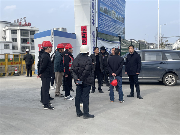 2月5日，县长王奇勇带队调研新徽商创业基地一期一标段项目春节后复工复产工作，黄山注册登录集团总经理潘楷金陪同调研。.jpg