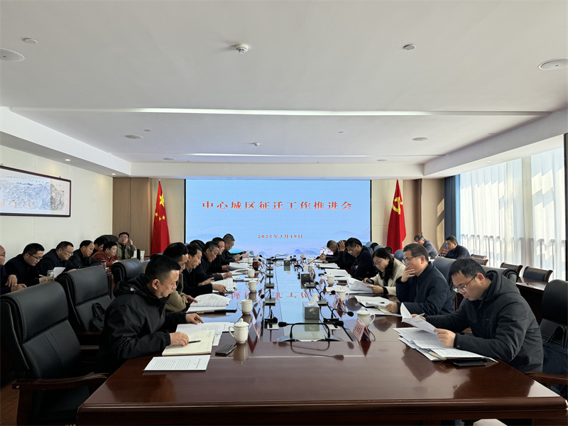 3月19日，县长王奇勇带队调研富丰新城张家山小区项目，黄山注册登录集团总经理潘楷金、副总经理余礼通陪同调研，随后在集团17楼主持召开歙县中心城区征迁工作推进会。.jpg